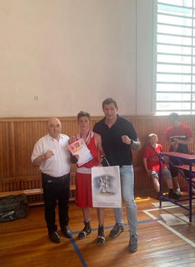 Вручили памятные подарки на первенстве ЮФО по боксу среди юношей и девушек